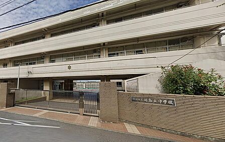 高台の閑静な住宅街に位置する公立中学校です。緑豊かな落ち着いた教育環境のもと、生徒の自主性を育む教育活動が行われています。周辺は歩道が整備された街並みで、お子様の通学にも安心感をもたらす地域環境です。