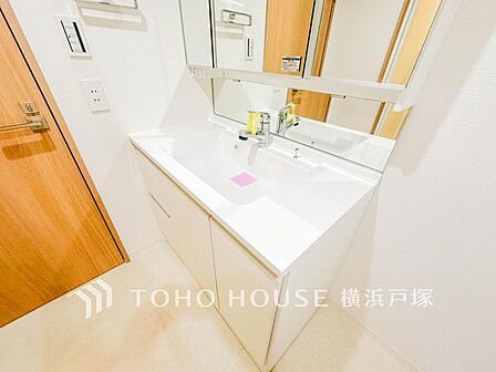 【Powder room】清潔感のあるプライベート空間は、身だしなみチェックや肌のお手入れに最適です。収納もあり、スッキリと見映えの良い空間に拵えました。時間に余裕とゆとりを持たせます。