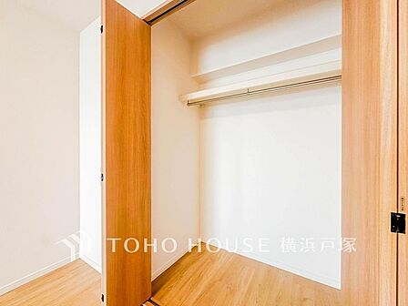 【Storage】整理整頓がしやすい収納スペース。日常の必需品をすっきり収納し、部屋を広く保つ機能的な設計。