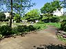 周辺：遊具のある広場に加え、夏場には子供たちが水遊びを楽しめる「わんわん池」が人気。緑豊かな環境で、地域住民や親子連れの憩いの場となっています。