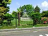 周辺：ジャングルジムなどの遊具が設置されており、子どもたちが登ったりくぐったりして遊ぶことができます。また、芝生の広場や、走ったり縄跳びなどで活発に動けるスペースもあります。