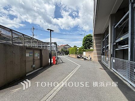 【Car space】ゆとりをもった空間設計の駐車場。マイペースで落ち着いて車庫入れできそうです。(空き状況はお問合せ下さい)