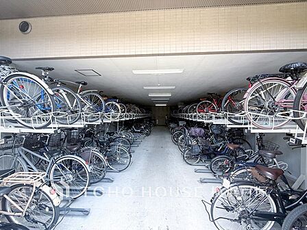 【Cycle lot】整理整頓された清潔感ある駐輪場。自転車を快適に収納でき、日常の移動をもっと便利にサポートします。