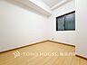 寝室：【Room】1日の疲れを癒し、心地よく寛げるようゆったりとした広さを確保しています。プライベートタイムをより優雅に穏やかに…。落ち着いた雰囲気を紡ぎます。