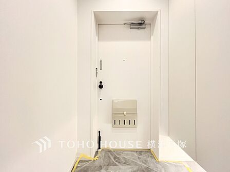 【Entrance】シンプルながらも洗練された印象の玄関スペース。住まいの入口として、さりげない良質感を感じられる空間です。