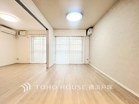 【Living room】ここにはみんなが集い、食事と楽しい会話が始まる。話に夢中になりすぎて、ついつい時を忘れてしまう。そんな束の間の幸せを感じさせてくれる場所。