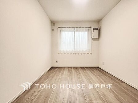 【Room】1日の疲れを癒し、心地よく寛げるようゆったりとした広さを確保しています。プライベートタイムをより優雅に穏やかに…。落ち着いた雰囲気を紡ぎます。