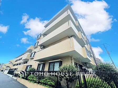 【Appearance】爽やかな青空の下に贅沢なほどに降り注ぐ陽光、豊かな居住性と、クオリティが見事に調和した住空間は、住まうことの喜びを感じさせてくれます。
