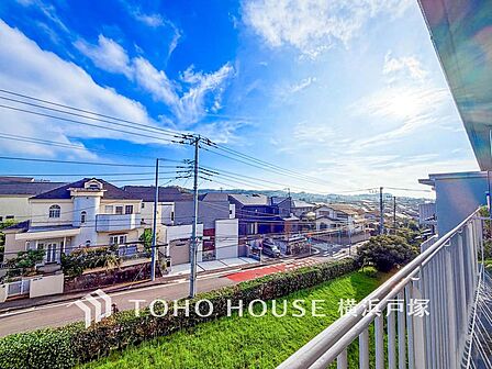 【View】開放感があり、遮るものもなく気持ちのいい景色が広がります。お部屋にも爽やかな風と暖かく柔らかな日差しが差し込み、毎日の暮らしを豊かに彩ります。