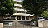周辺：地域に根差した公立中学校。落ち着いた環境で学校生活を送ることができ、通学のしやすさも魅力。お子様のいるご家庭に嬉しい教育環境です。