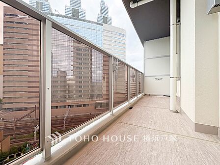 【Balcony】ずっと太陽を感じる事ができるのは、遮るものが視界に無いから。彼方に広がる風景が絵画のように広がります。