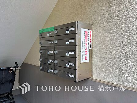 エントランスに集合ポストがあるため、玄関前まで郵便が届かず防犯面で安心です。