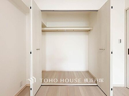 奥行きあるクローゼットを採用。衣装ケースや、掃除機といった物を収納できるような造りになっております。