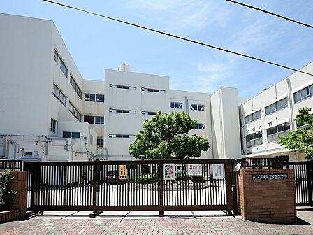永田台の落ち着いた住環境にある公立小学校。地域社会との温かい繋がりの中で子どもたちの思いやりと自主性を育み、伸び伸びとした健やかな成長を支えています。