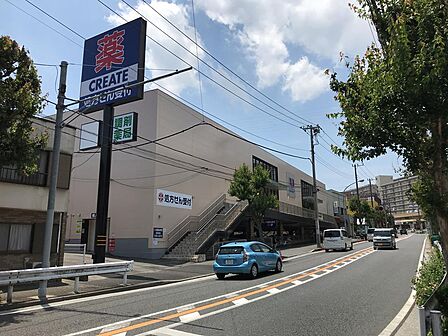 六ツ川地区の健康と暮らしを支える大型ドラッグストア。医薬品や化粧品をはじめ、日用雑貨から食品まで豊富に揃い、日常のまとめ買いにも頼りになります。