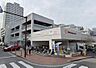 周辺：オーケー東戸塚店が身近に揃い、毎日の買い物に便利な住環境。日々の食卓を豊かに彩ります。生活利便性に恵まれた立地が、快適な暮らしをサポートします。
