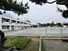 周辺：藤沢駅北東側の歴史ある住宅街に位置する公立小学校。地域社会との繋がりを大切にしながら、子どもたちの思いやりの心と自主性を育み、伸び伸びとした健やかな成長を温かく支えています。
