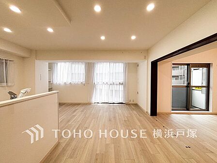 光が注がれる青い空から鮮やかに赤色にゆっくりと染まる。そんな優しい時間がここでは流れてゆく。