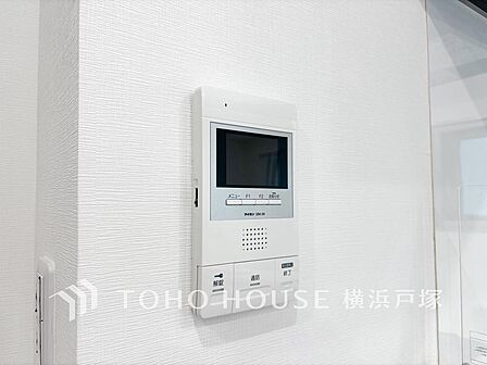 誰が来てもわかる様にモニター付きインターホンを設置。家事導線を考慮した個所に設置し、防犯性と利便性に優れ快適と安らぎを合わせた優しい設計。