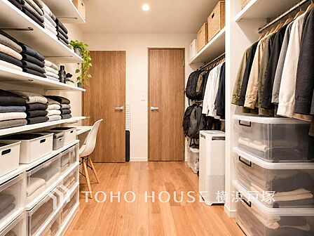 【Room】1日の疲れを癒し、心地よく寛げるようゆったりとした広さを確保しています。プライベートタイムをより優雅に穏やかに…。落ち着いた雰囲気を紡ぎます。