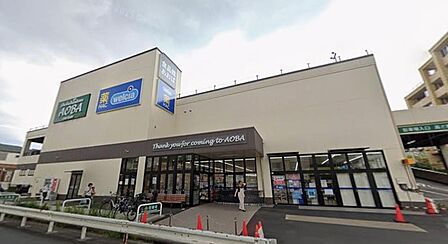 広々とした店内と充実した商品ラインナップが魅力的なショッピングスポットです。品質にこだわった食材が揃い、週末の買い出しにも活躍します。駐車場付きで買い物がしやすく、日々の暮らしを快適に彩ります。