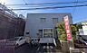 周辺：口座管理や振込などの日常的な金融手続きが身近で行える頼もしい銀行です。生活圏内に金融機関があることで、日々の用事もスムーズに済ませられます。地域の暮らしやすさと安心感を高める便利なスポットです。