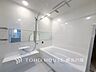 浴室：【Bathroom】1日の疲れを取り心身を癒すことができる住まいの中のリラクゼーション空間、リラックスできるよう優しいカラーをチョイスしました。時を忘れるほどのんびりできる空間に。