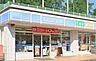 周辺：ローソン磯子森五丁目店（450ｍ）森5丁目のアクセスしやすい沿道にある使い勝手の良いコンビニ。人気のお惣菜やマチカフェ、スイーツを取り揃えており、近隣住民の日常使いやちょっとした休憩に便利です。