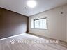 室内：【Room】穏やかな風と陽光を導き、プライバシーに配慮された設計プランを採用し、居住性を一段と心地よいものにしています。明るく開放的な空間を演出しております。