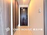 玄関：【Entrance】お客様をお迎えする玄関は落ち着いた雰囲気。帰り着くたびに洗練されたテイストの空間に迎えられ誇りと喜びを感じる玄関まわりです。