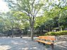 周辺：富岡公園まで約270m。住宅街の中の緑に囲まれた公園。お子様が走り回れる広場や遊具、木陰で休めるベンチがございます。木漏れ日の中でほっと一息。