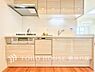 キッチン：【Kitchen】夫婦そろってキッチンに立っても調理がしやすく余裕の広さ。家事をしながら会話も弾みます。