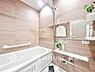 浴室：【Bathroom】1日の疲れを取り心身を癒すことができる住まいの中のリラクゼーション空間、リラックスできるよう優しいカラーをチョイスしました。時を忘れるほどのんびりできる空間に。