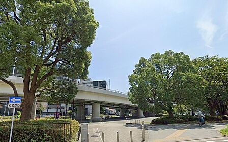阪東橋公園は、地域の憩いの場として親しまれている身近な公園。お子様の遊び場としてはもちろん、散歩やリフレッシュにも利用でき、子育て世帯の日常に彩りを添えてくれる便利なスポットです。