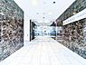エントランス：「Entrance」上品で清潔感があるエントランスは住人やゲストを迎え入れ、そして送り出す場にふさわしい上質な空間です。プライベート感が高まるシックな装いのエントランス。