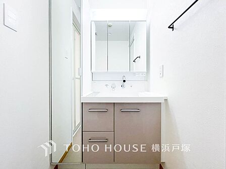 【Powder room】十分な大きさの洗面台は収納もさる事ながら、身だしなみチェックや歯磨きなど、朝の慌ただしい時間でもホテルライクなスペースで余裕とゆとりを感じて頂けます。