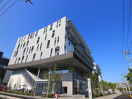 横浜市港南区役所まで約750m。お引越し後の申請や手続きなど、ご利用されることも多い区役所。平成29年3月に新庁舎に移転し、災害に強い建物で、環境に優しい設備になりました。