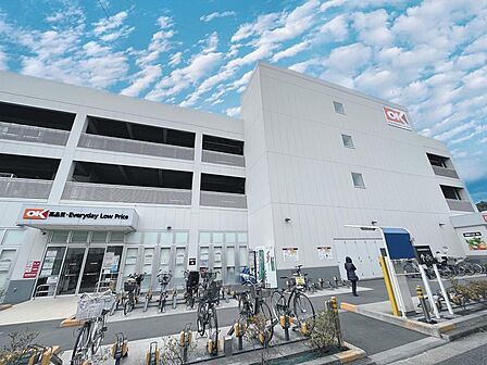 オーケー金沢文庫店まで約1200m。「Everyday Low Price」を合言葉に食料品を中心に豊富な品揃えで、お値打ち価格のお買い物ができると話題のディスカウントストア。駐車場219台完備。