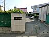 周辺：住宅街の中にあり、砂場やブランコなどの遊具、水飲み・手洗い場が設置されています。