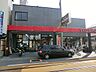 周辺：新鮮な野菜や肉、魚などを取り揃えています。営業時間は9:00から21:00まで。