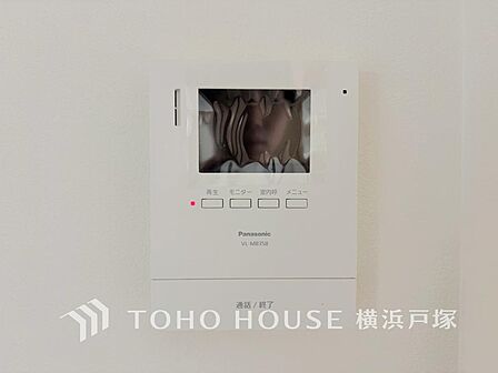 誰が来てもわかる様にモニター付きインターホンを設置。家事導線を考慮した個所に設置し、防犯性と利便性に優れ快適と安らぎを合わせた優しい設計。