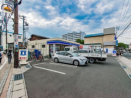 狩場町エリアのアクセスしやすい場所にある立ち寄りやすいコンビニ。定評のあるお弁当やセブンカフェ、各種手続きが充実しており、通勤前後やサッとした買い出しに重宝されています。
