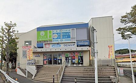 永田台エリアの健康と暮らしを支える大型ドラッグストア。医薬品や化粧品はもちろん、日用雑貨から食品・お酒までリーズナブルに揃い、日常のまとめ買いに大活躍しています。