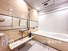 浴室：【Bathroom】1日の疲れを癒すバスルームは、心地よいリラックスを叶える清潔感溢れる美しい空間です。心からゆったりと寛いでいただけるよう、ゆとりのスペースを確保してます。