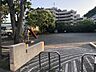 周辺：豆口台第四公園（1900ｍ）広めの芝生広場と水飲み・手洗い場がある公園で、子どもが遊び回ったり家族でのんびり過ごせるスペースが整っています。