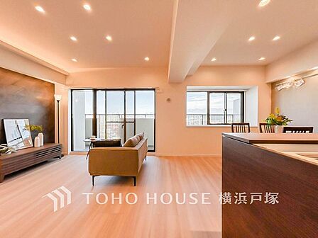 【Living room】家族みんなが爽やかに健やかに過ごせるように、溢れる光をたっぷり取り込んだリビングダイニング。集いの場、憩いの場としての快適性を求めたやすらぎの空間です。