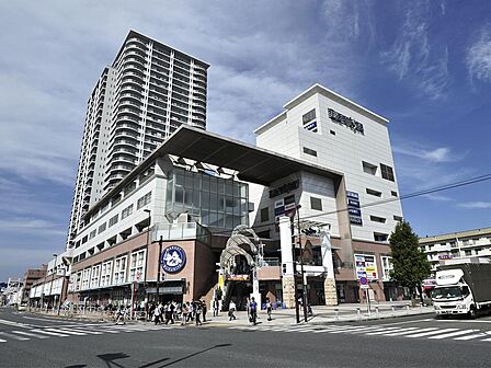 らびすた新杉田(1000m)JR「新杉田」駅直結。30以上の専門店やモールを擁すショッピングモール。スーパーやドラッグストア、本屋や花屋など暮らしを彩るお店が入っています。