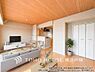 リビング/ダイニング：【Living room】明るく開放的な空間が広がるLDK。室内には豊かな陽光が注ぎ込み、爽やかな住空間を演出。