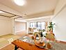 リビング/ダイニング：【Living room】明るく開放的な空間が広がるLDK。室内には豊かな陽光が注ぎ込み、爽やかな住空間を演出。
