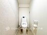 トイレ：【Toilet】清潔感のあるトイレ空間。毎日快適に使えるよう配慮された仕様で、落ち着いて利用できる空間です。